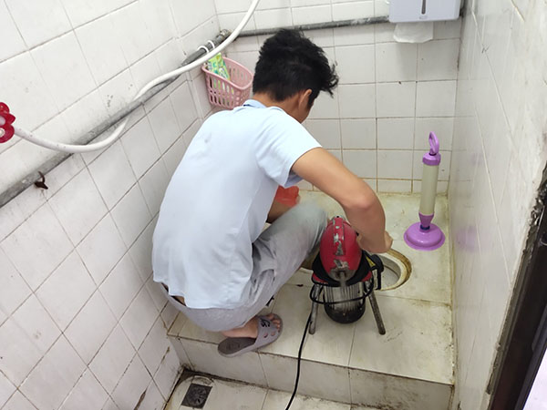 渔洋镇管道堵塞冒臭气 专业师傅现场解决问题